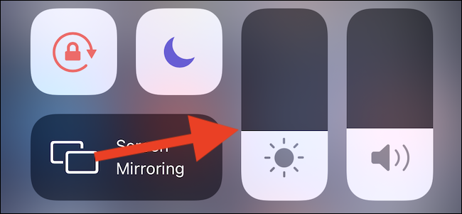 Ajuste o brilho do iPhone no Control Center.