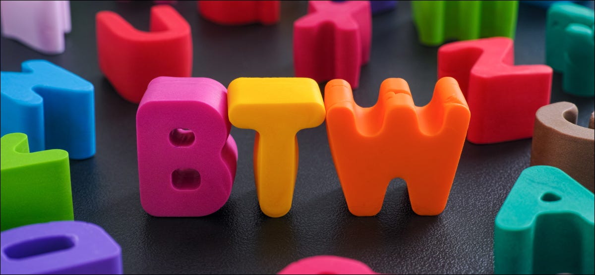 As letras "BTW" em letras coloridas de argila.