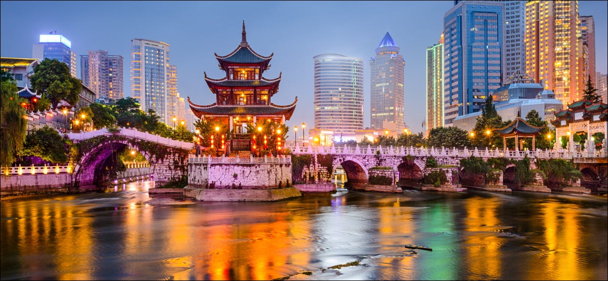 O horizonte de Guiyang, China, no Pavilhão de Jiaxiu no Rio Nanming.