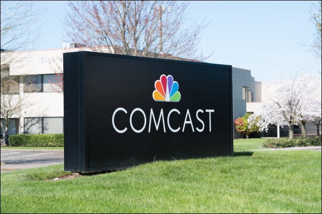 Uma placa da Comcast fora do prédio de uma empresa.