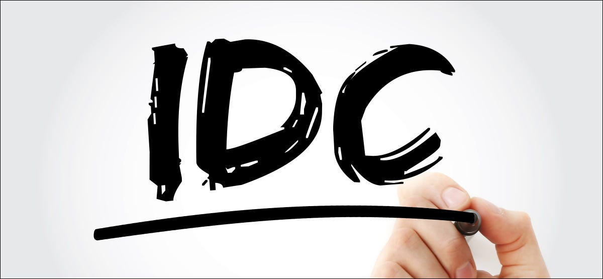 As letras "IDC" escritas com um marcador preto.