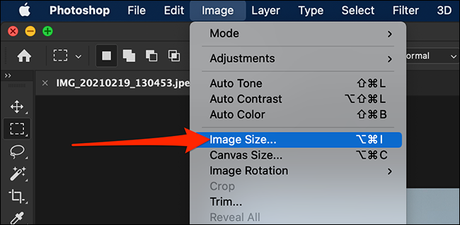 Selecione "Imagem> Tamanho da imagem" na barra de menu do Photoshop.