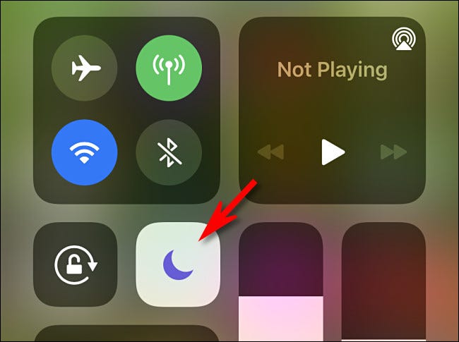 No iPhone Control Center, toque no botão Não perturbe, que se parece com uma lua crescente.