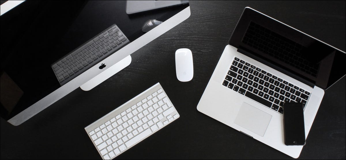 Um iMac, MacBook e vários periféricos desligados.