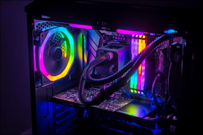 Uma caixa de PC com sistema de refrigeração líquida e iluminação RGB.