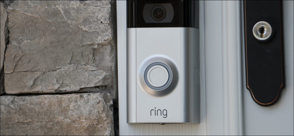 Uma campainha de vídeo Ring montada em uma moldura de porta.