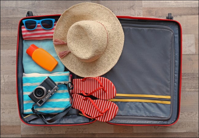 Uma mala aberta feita para as férias.