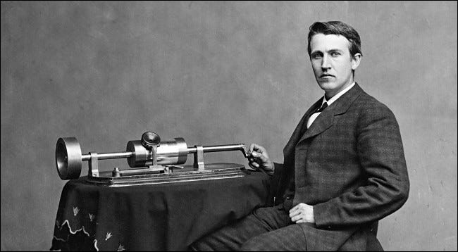Thomas Edison com seu fonógrafo ca.  1878