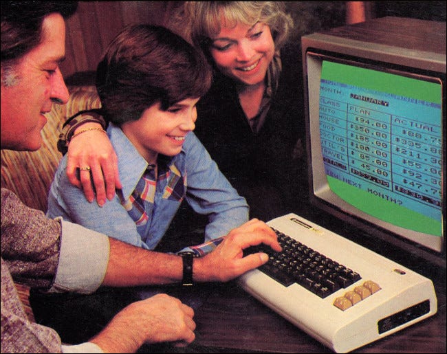 Uma mãe, um pai e um filho se reuniram em torno de um Commodore VIC-20.