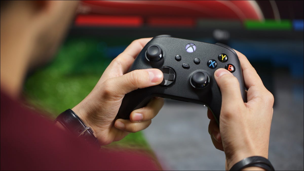 Uma pessoa segurando um controle do Xbox Series X.