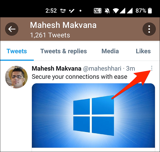 Toque nos três pontos no canto superior direito de um tweet no aplicativo móvel do Twitter.
