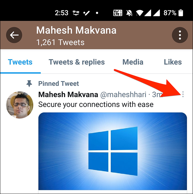 Toque nos três pontos no canto superior direito de um tweet fixado.