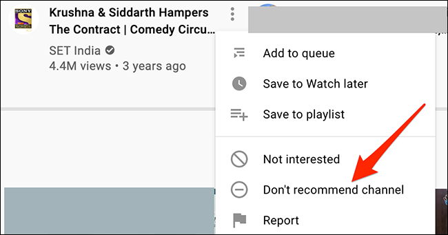 Selecione "Não recomendar canal" no menu de três pontos de um vídeo no YouTube.