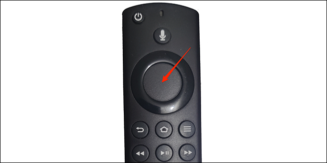 Pressione o botão dentro do anel no controle remoto da Fire TV.