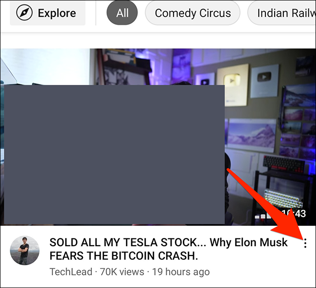 Toque no menu de três pontos de um vídeo no aplicativo do YouTube.
