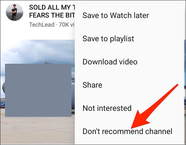 Selecione "Não recomendar canal" no menu de três pontos de um vídeo no aplicativo do YouTube.