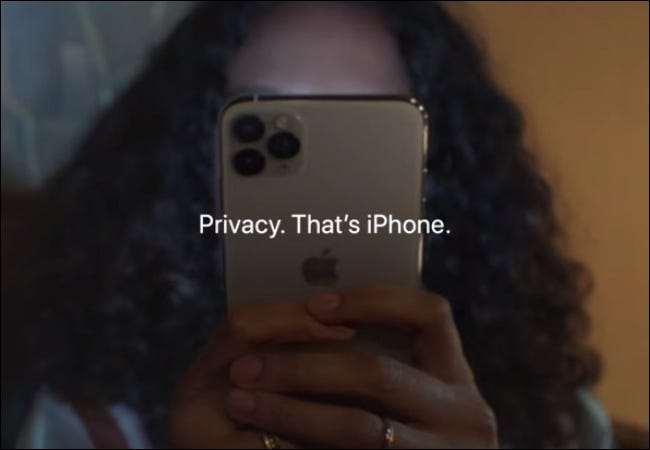 Mulher segurando a privacidade do iPhone