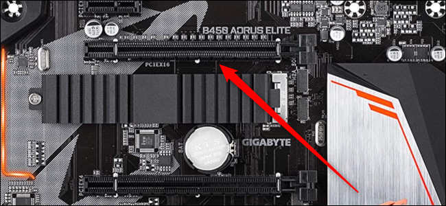 Close de um slot PCIe x16 com uma seta vermelha apontando para ele.