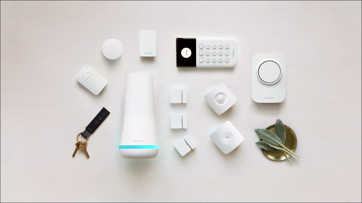 Componentes SimpliSafe em fundo branco