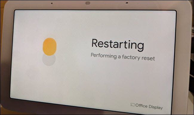 Reiniciando o Google Nest Hub durante o processo de redefinição