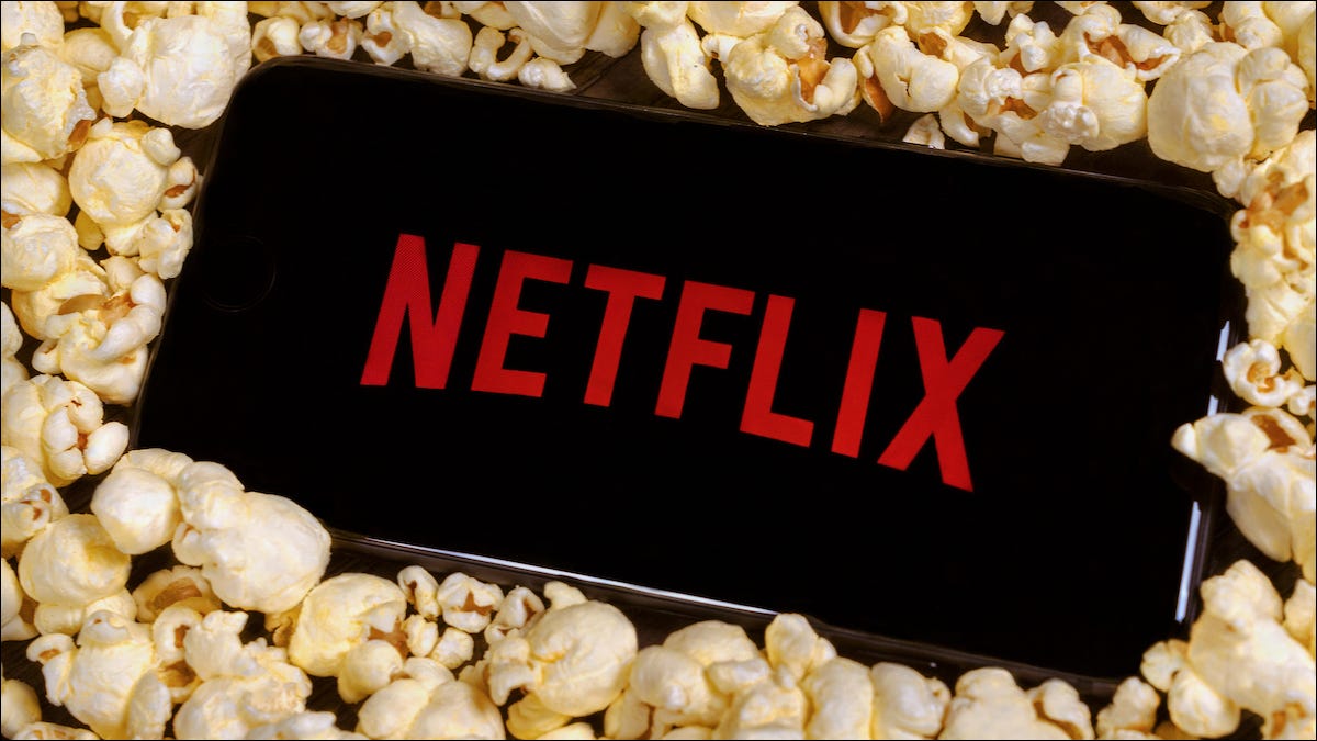 O logotipo da Netflix em um smartphone sobre uma pilha de pipoca