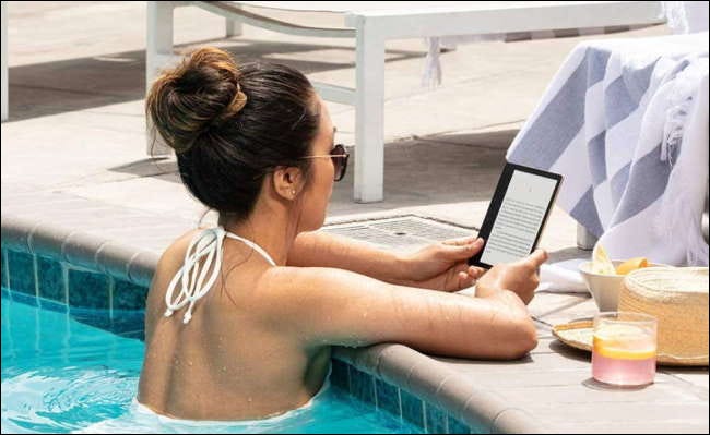 mulher lendo kindle na piscina