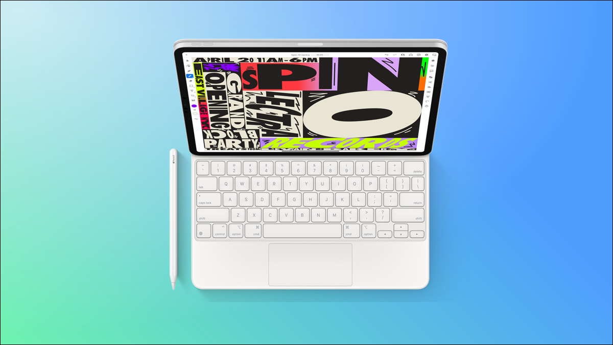 ipad com teclado e lápis em fundo azul e verde