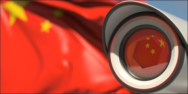 A bandeira chinesa refletida em uma câmera de vigilância.