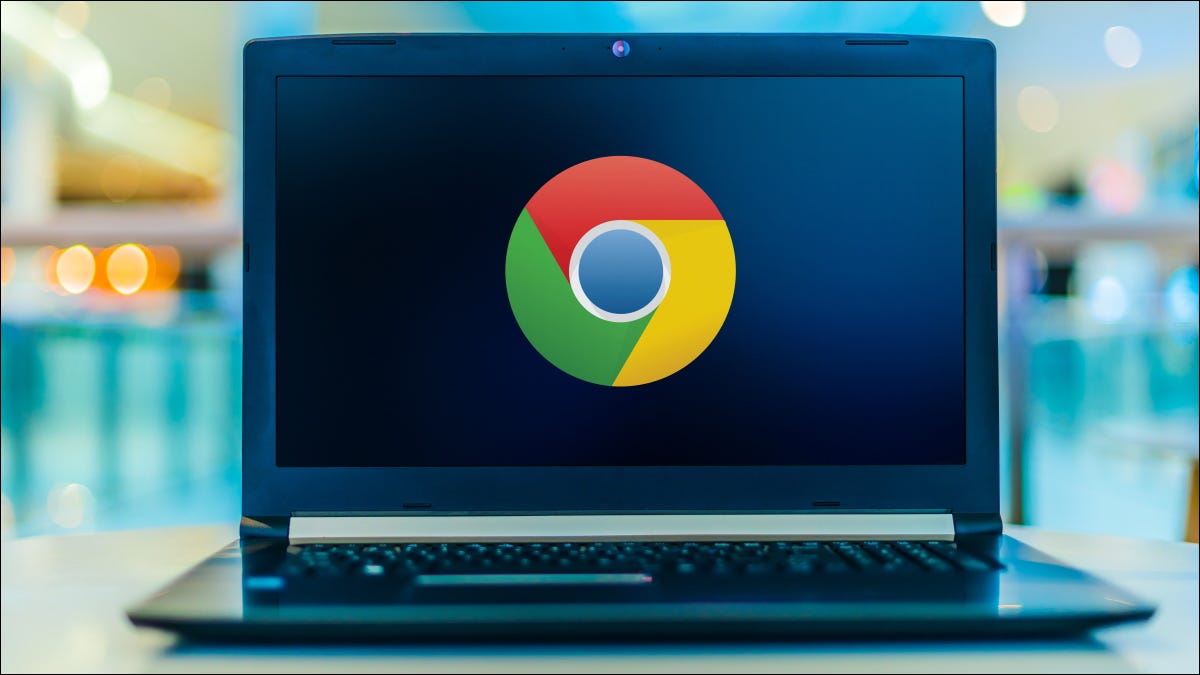 Um logotipo do Chrome em um laptop.