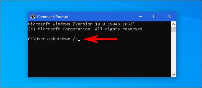 Na janela do prompt de comando do Windows 10, digite "shutdown / s" e pressione Enter.