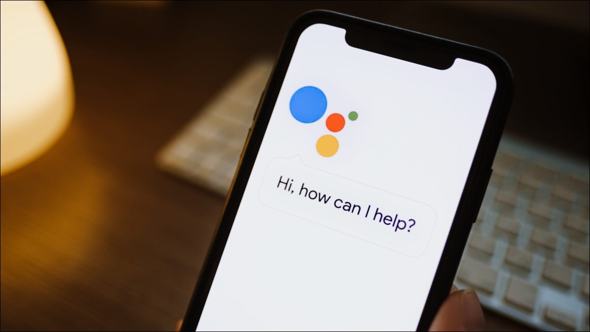 O app Google Assistente solicitando entrada de voz em um iPhone.