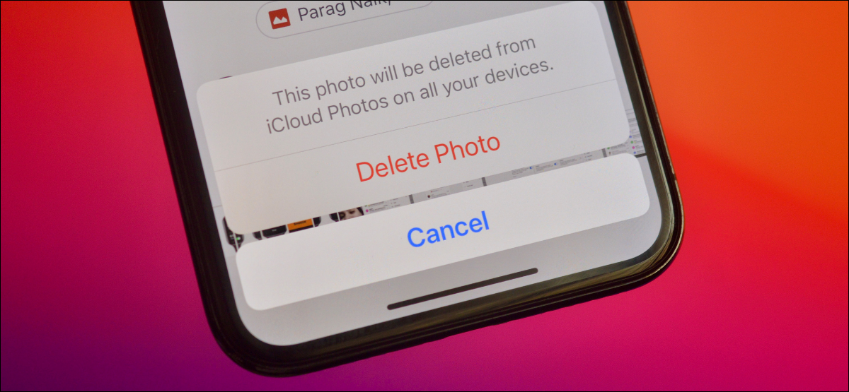 Usuário do iPhone excluindo fotos permanentemente para recuperar espaço de armazenamento.