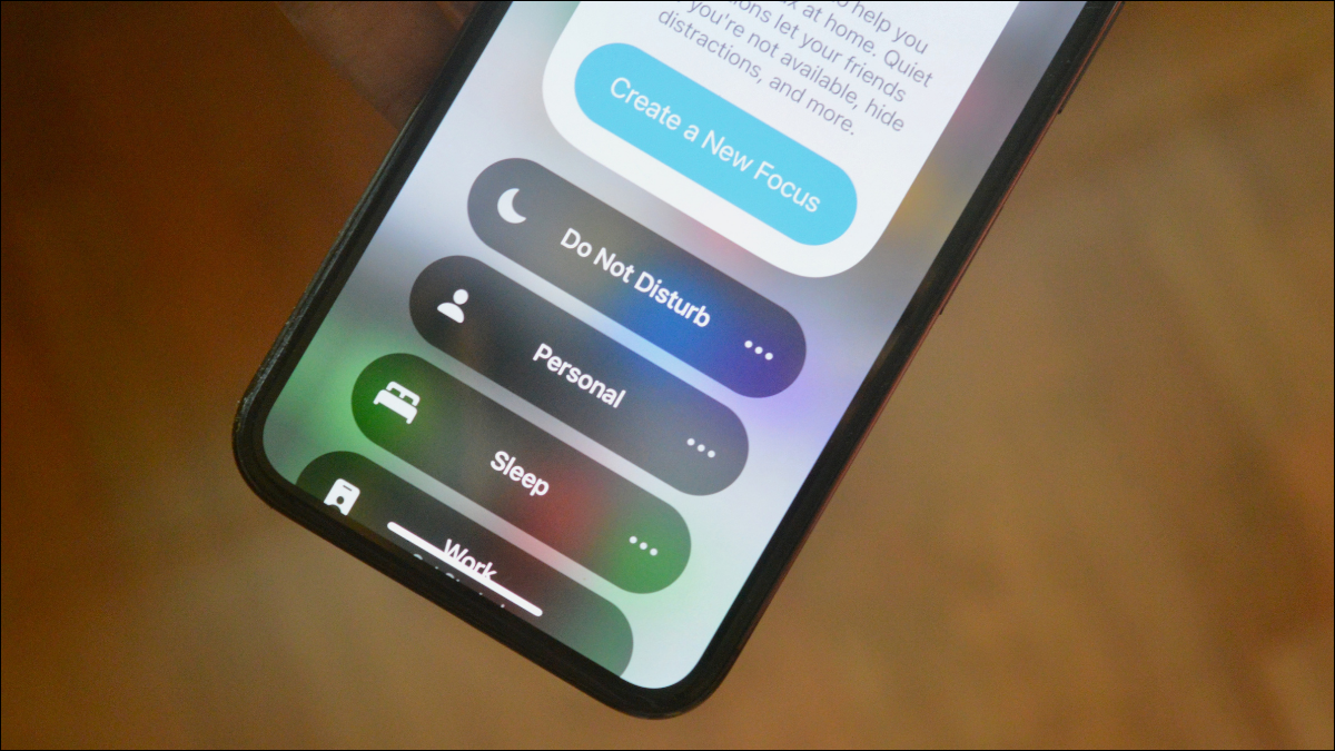 Usuário do iPhone usando a seção Focus no Control Center. 