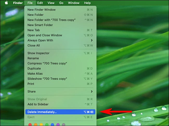 Enquanto mantém pressionada a tecla Opção, selecione Arquivo> Excluir imediatamente.