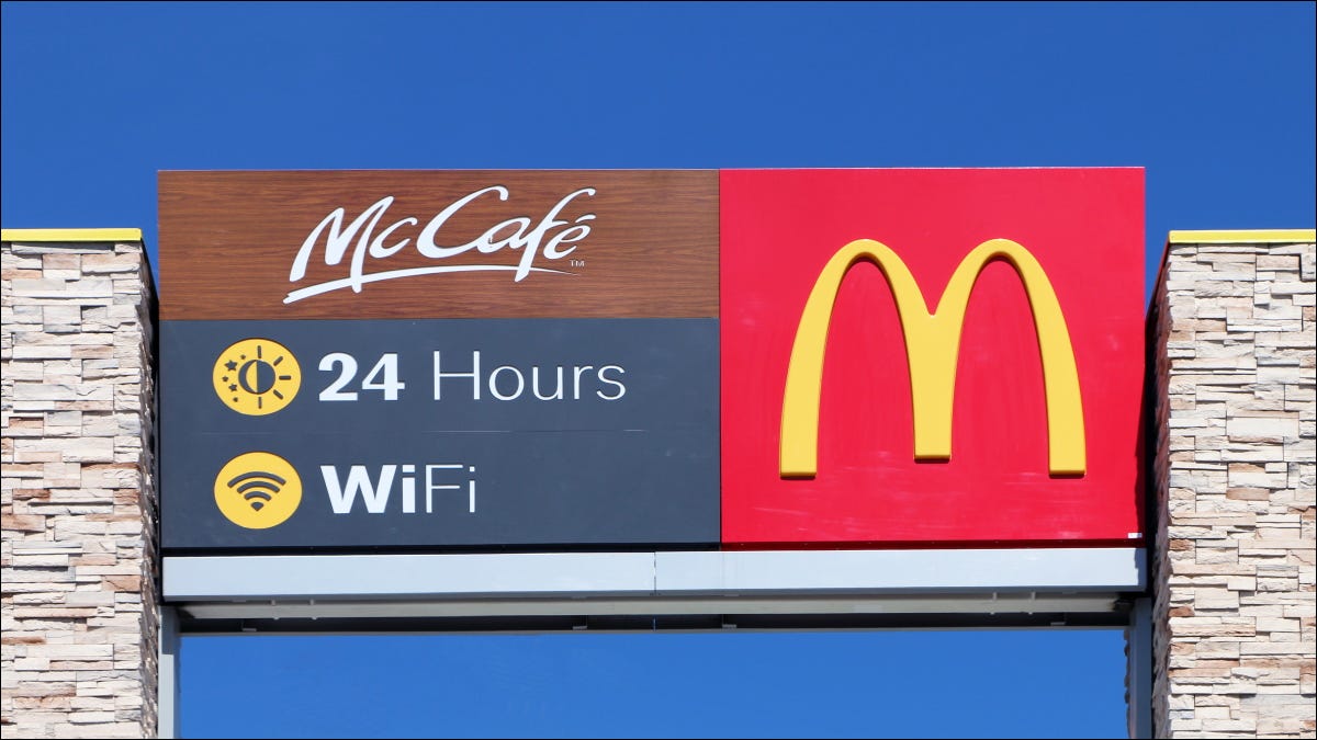 Uma placa do McDonald's prometendo Wi-Fi 24 horas por dia.