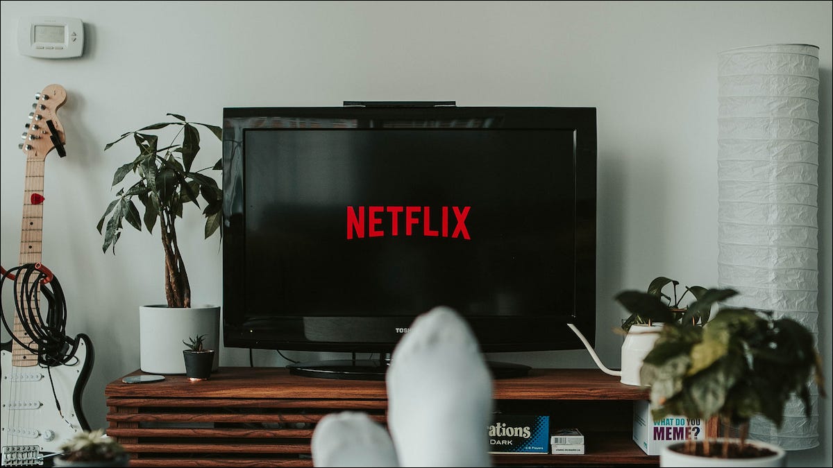 Logotipo da Netflix em uma smart TV em uma sala de estar