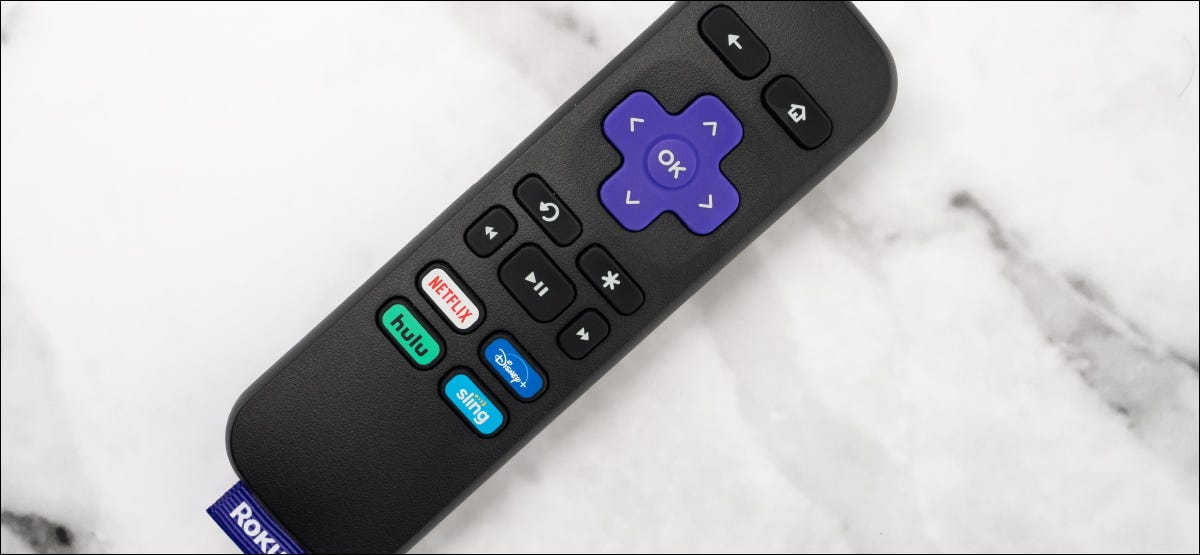 Um controle remoto Roku em uma mesa.