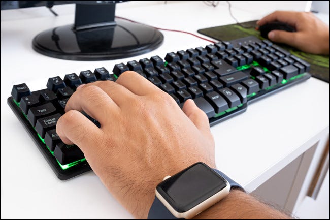 Um jogador de PC usando o layout de teclado WASD e um mouse para jogar.