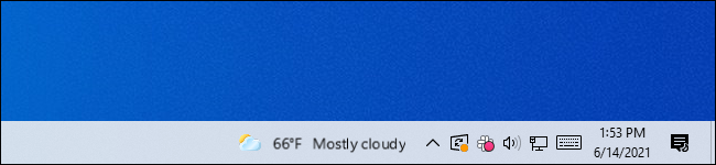 O widget de notícias e interesses embaçado na barra de tarefas do Windows 10.