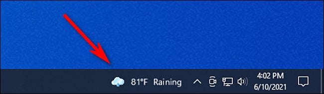 Clique no widget Notícias e interesses do Windows 10 na barra de tarefas para abri-lo.