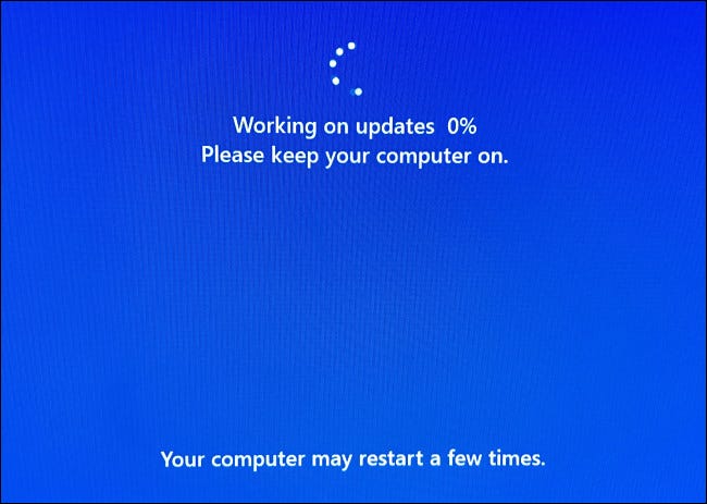 Durante a instalação, seu PC será reiniciado várias vezes e você verá uma tela azul de progresso.