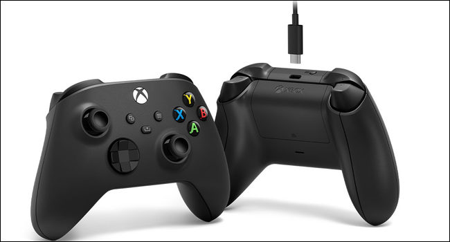 Um Xbox Wireless Controller com um cabo USB Type-C