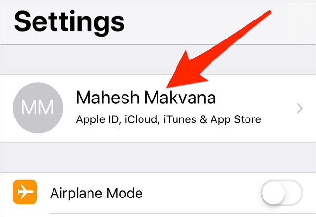 Toque no nome da conta no aplicativo Ajustes em um iPhone.