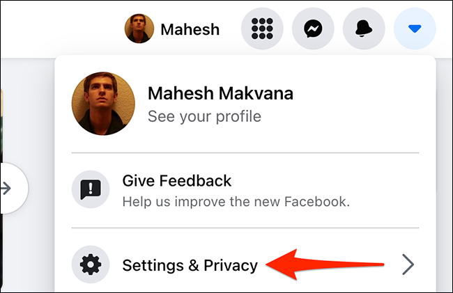 Selecione "Configurações e privacidade" no site do Facebook.