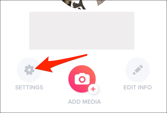 Selecione "Configurações" no menu de perfil do aplicativo Tinder.
