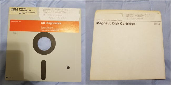 Um IBM "Magnetic Disk Cartridge" - o primeiro disquete comercial.
