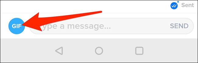 Toque em "GIF" na janela de mensagem do aplicativo Tinder.