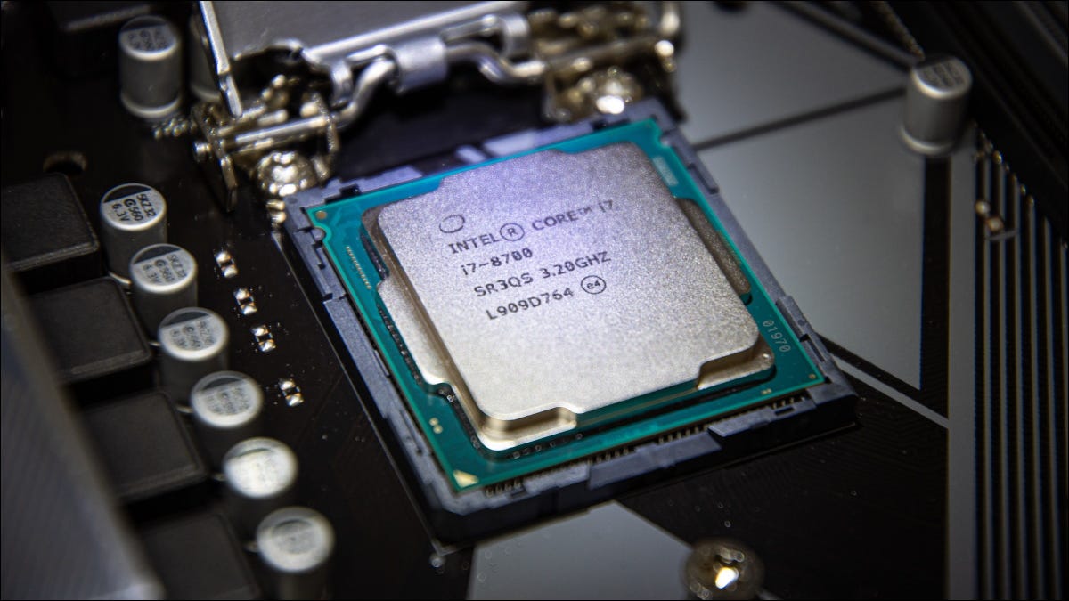 Uma CPU Intel Core i7 de 8ª geração instalada em uma placa-mãe.