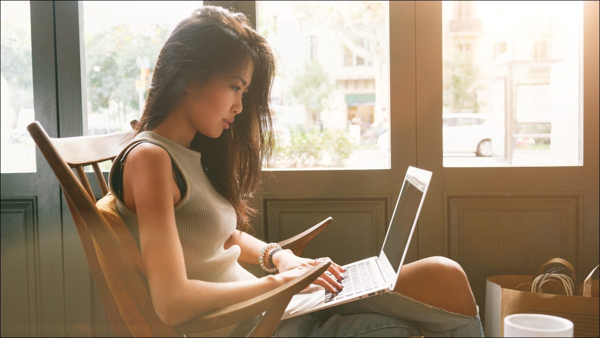 mulheres usando laptop em uma cafeteria iluminada