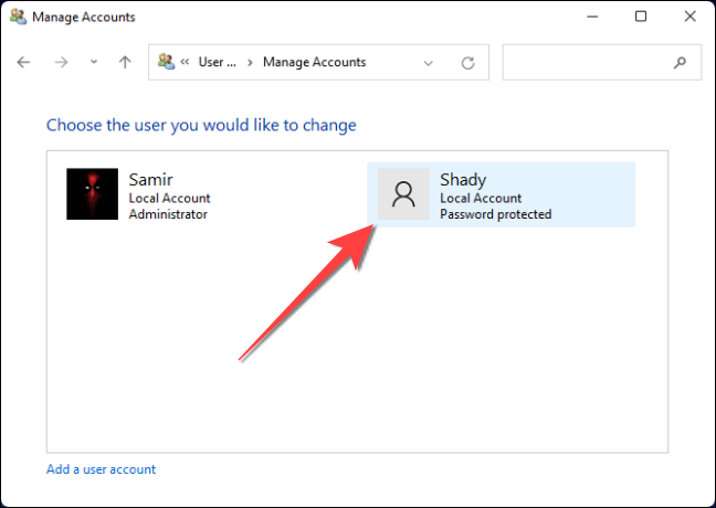 Na janela seguinte, clique duas vezes na conta de usuário que deseja alterar.